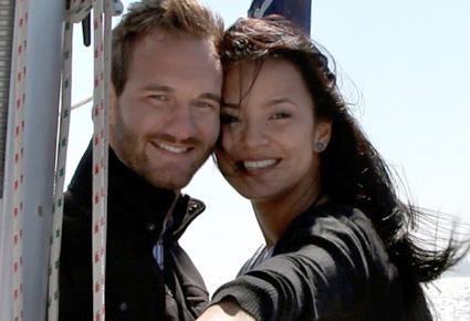 أشهر متحدّ للإعاقة في العالم يقضي شهر العسل مع زوجته الجديدة